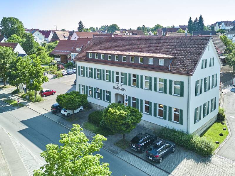 Das alte Gebäude mit grünen Fensterläden