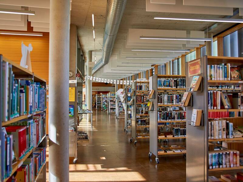 Der Blick in den Gang der Bücherei seitlich die Bücherregale
