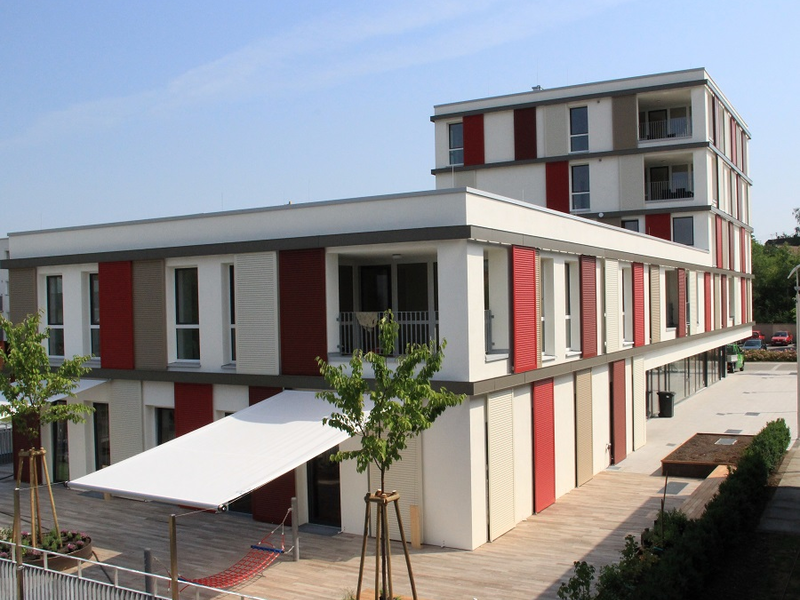 Ein modernes Gebäude mit bunten Fensterläden