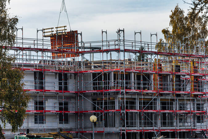 Ein Haus im Rohbau, das rundum mit einem Gerüst versehen ist.